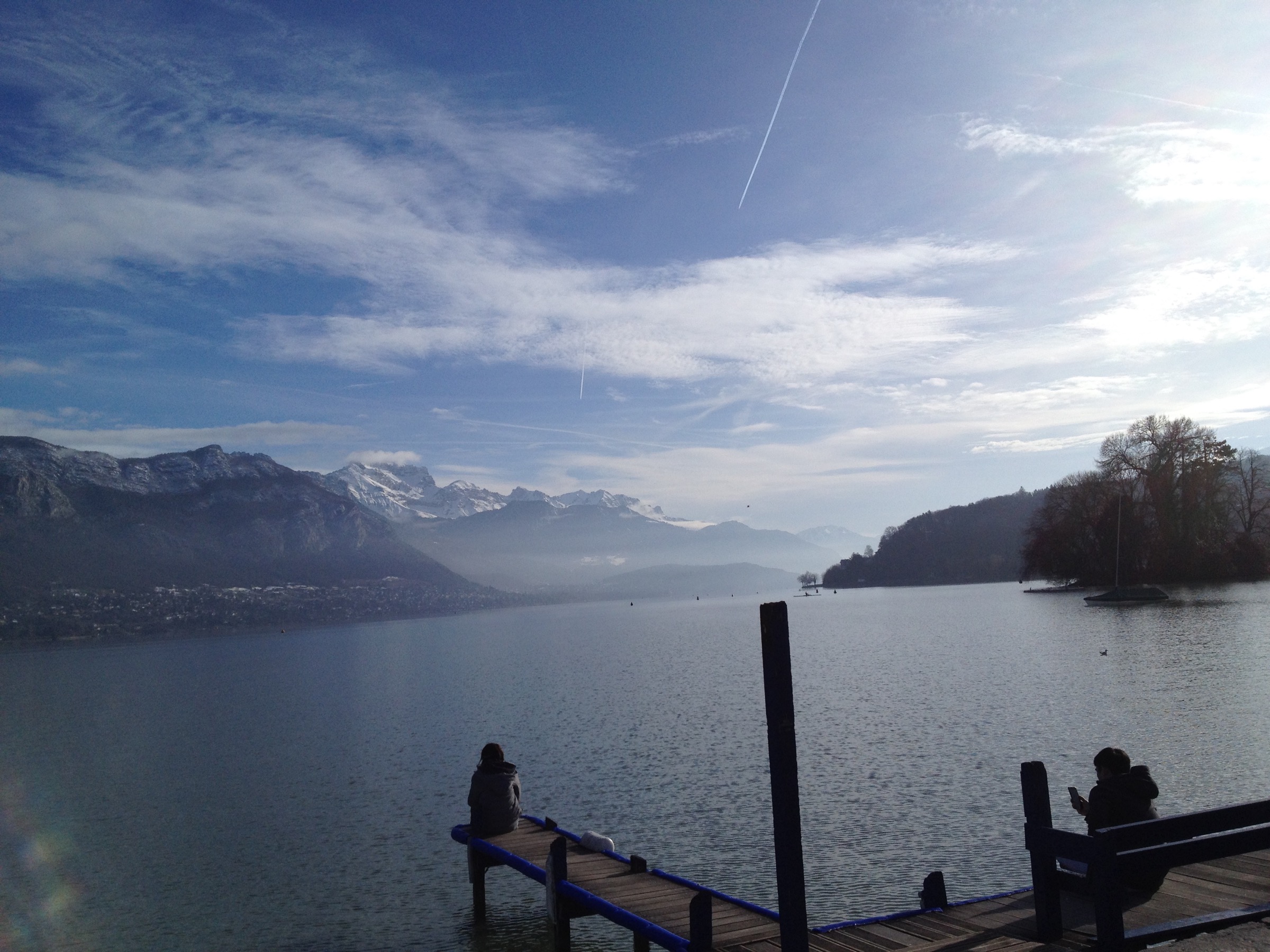 Vue sur le lac d’Annecy et ses montagnes