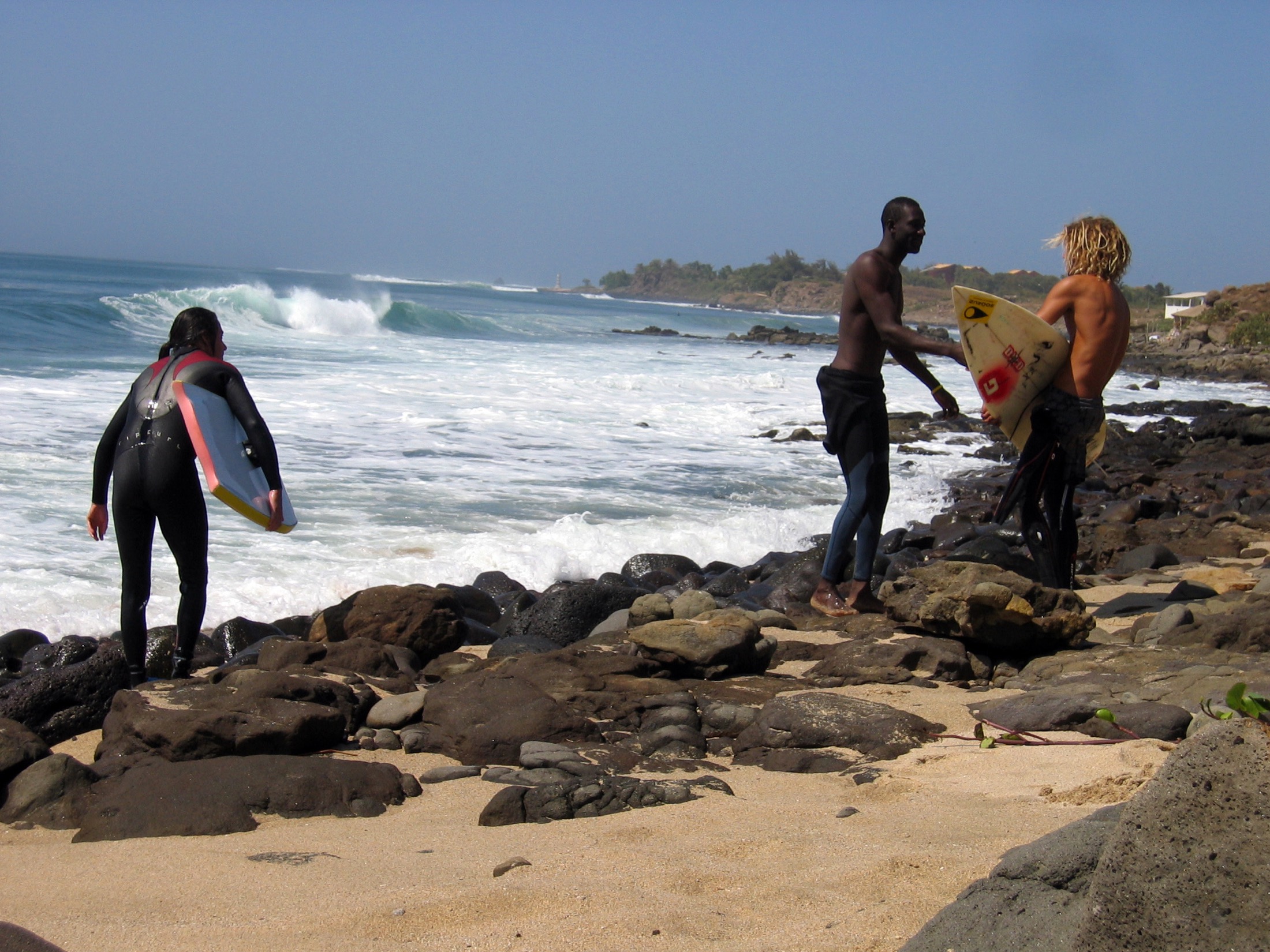 Surfeurs sur une plage de Dakar