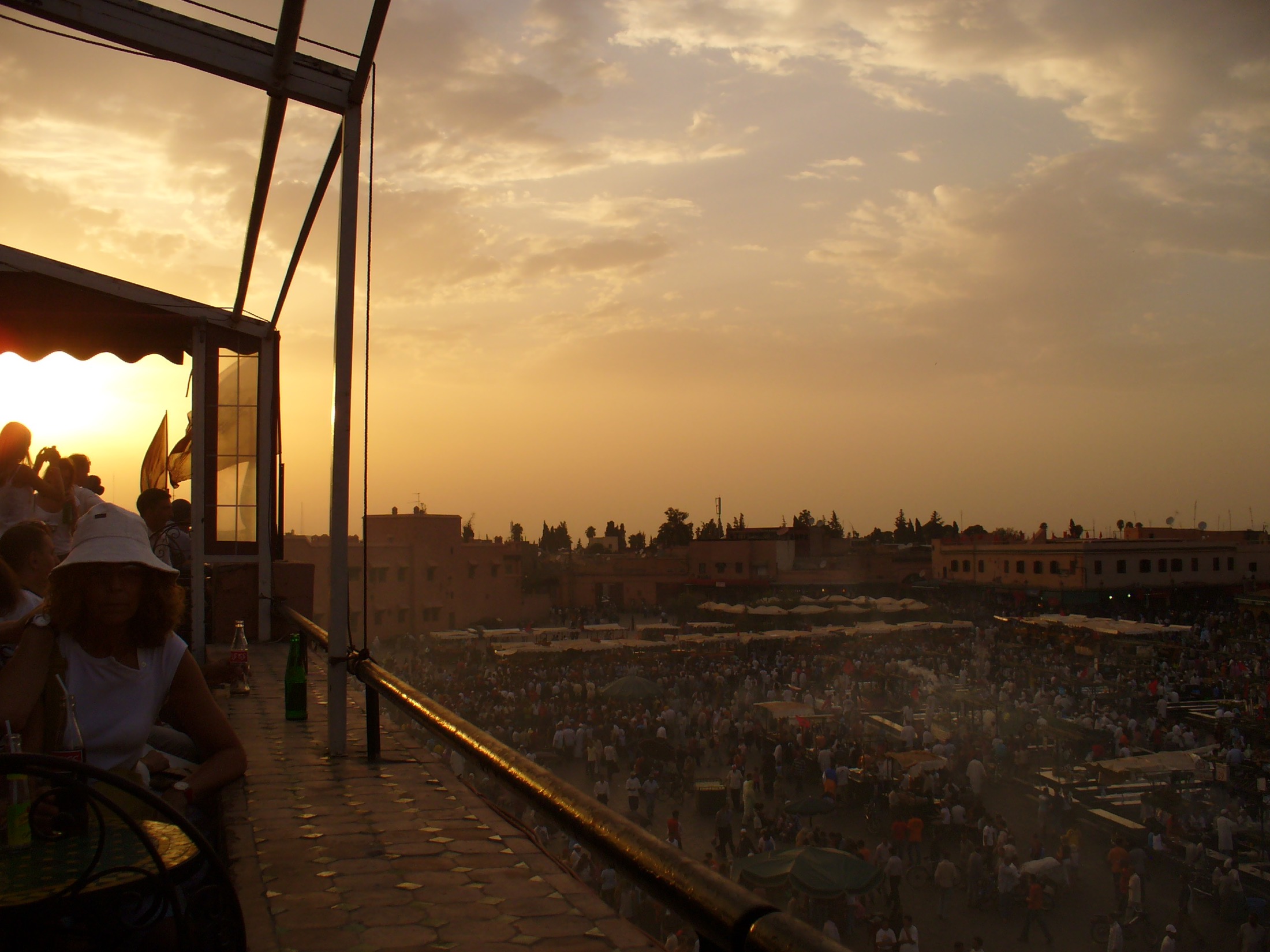 Vue sur un marche de Marrakech au coucher du soleil