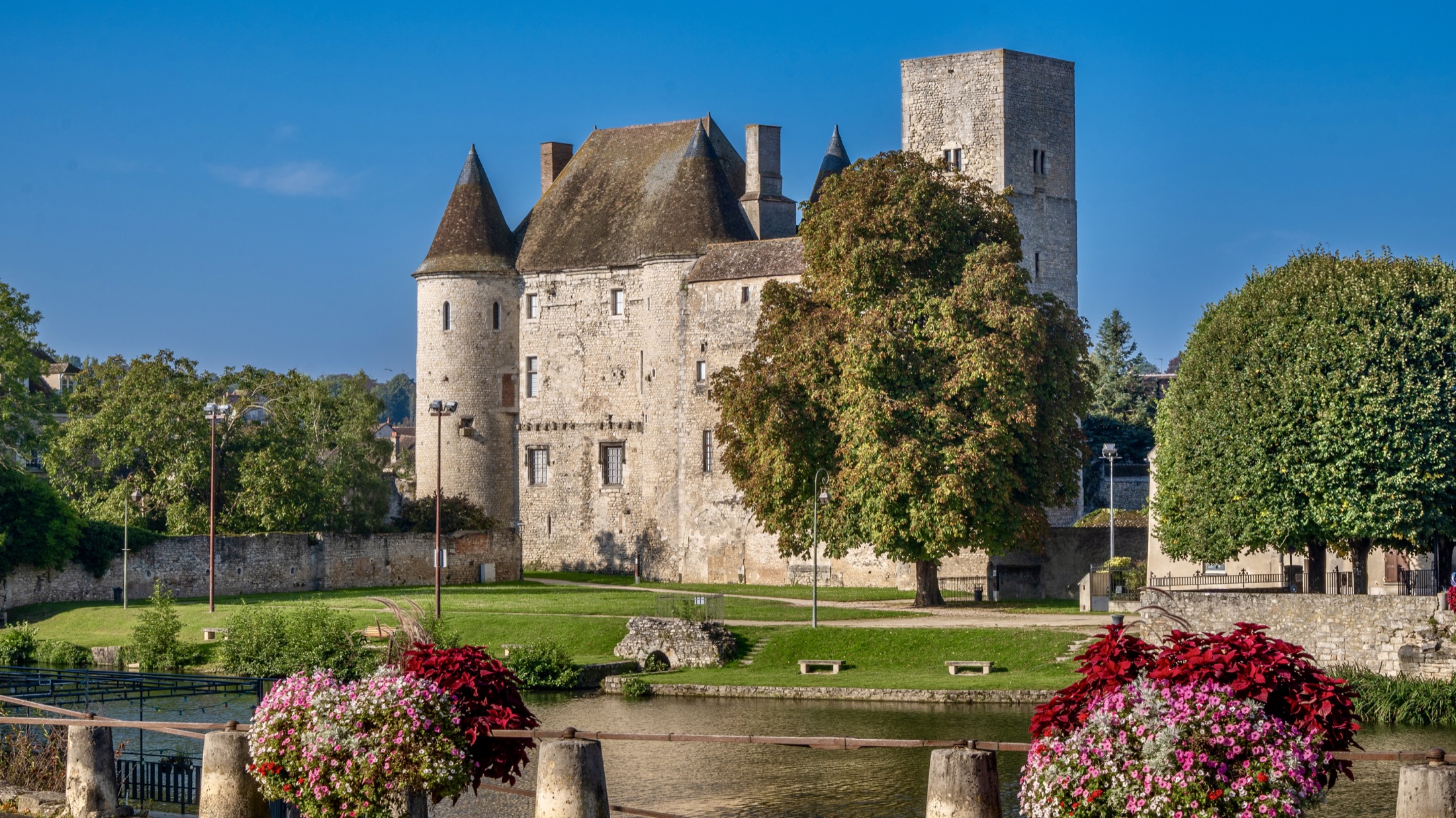 Vue sur le chateau de Nemours